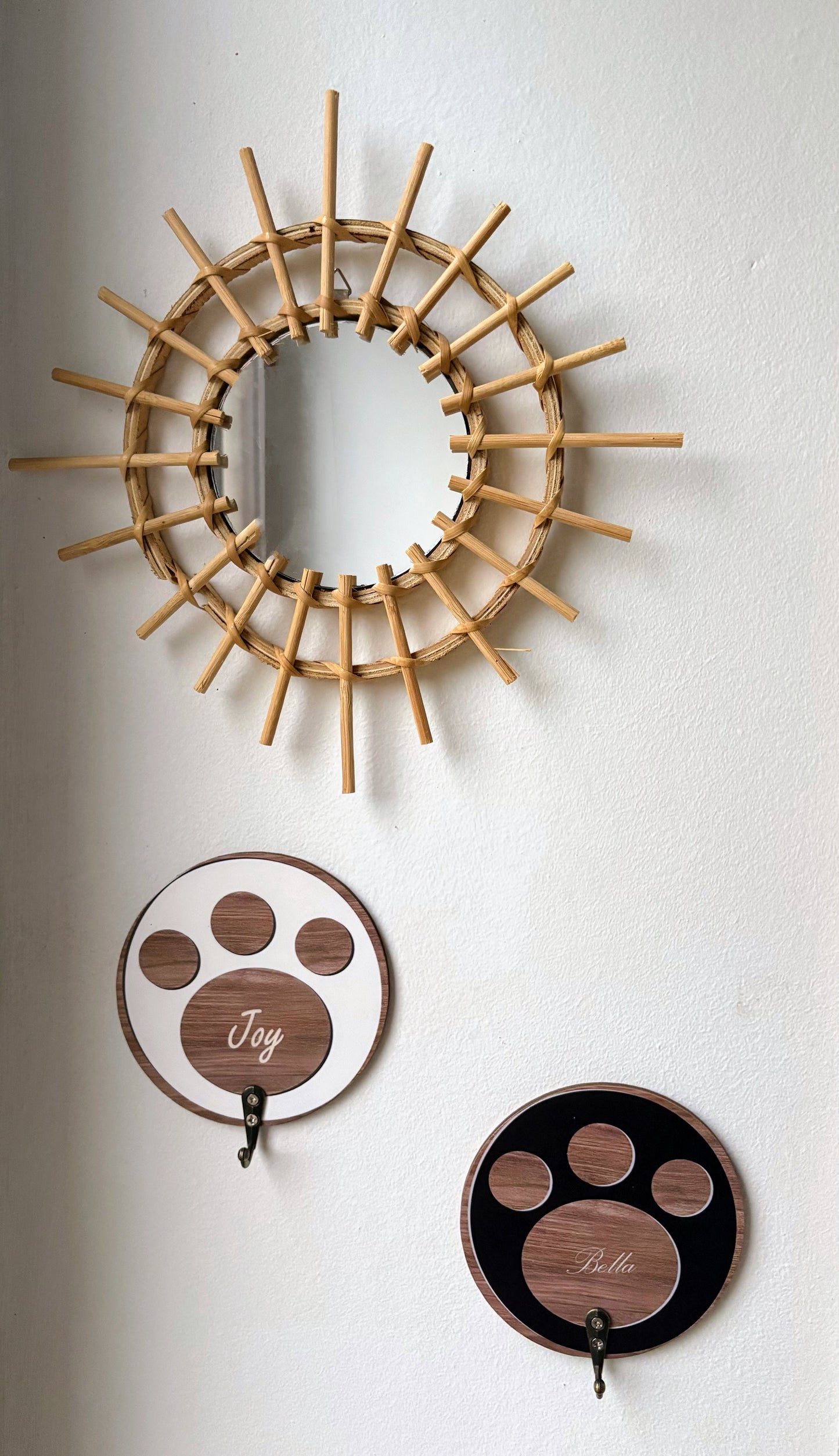 ✨Coffret personnalisé pour chien – Collier velours noir avec nœud papillon et médaillon gravé + laisse bijou + patère gravée à la main – Cadeau chic prêt à offrir ✨