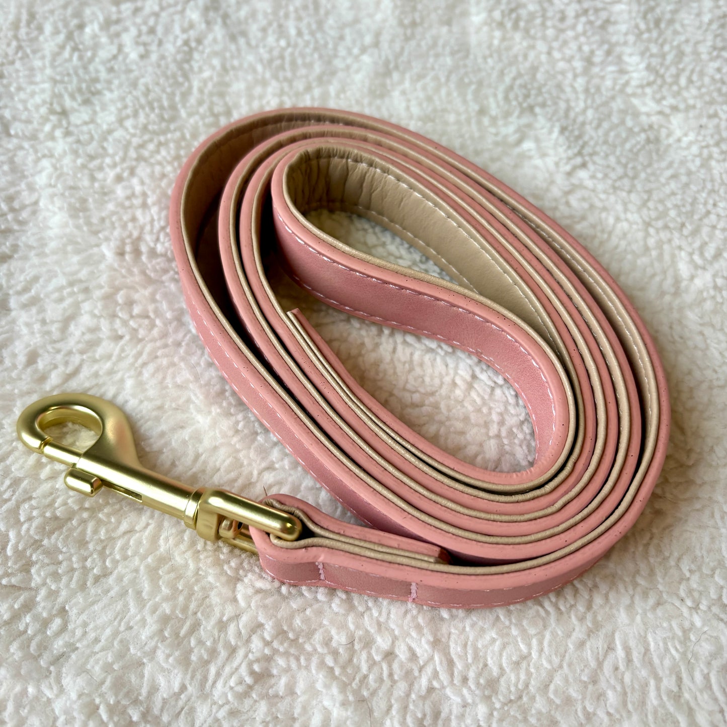 ✨Coffret personnalisé pour chien – Collier simili cuir rose avec médaillon gravé + laisse + patère gravée à la main – Cadeau chic prêt à offrir ✨