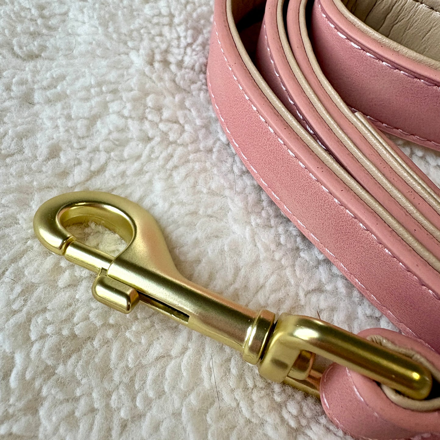 ✨Coffret personnalisé pour chien – Collier simili cuir rose avec médaillon gravé + laisse + patère gravée à la main – Cadeau chic prêt à offrir ✨