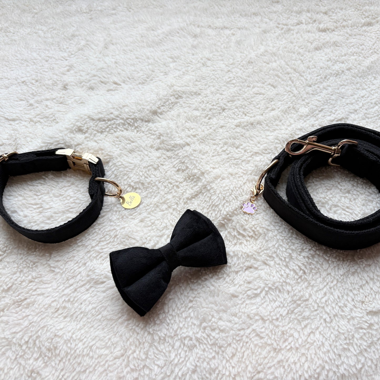 ✨Coffret personnalisé pour chien – Collier velours noir avec nœud papillon et médaillon gravé + laisse bijou + patère gravée à la main – Cadeau chic prêt à offrir ✨