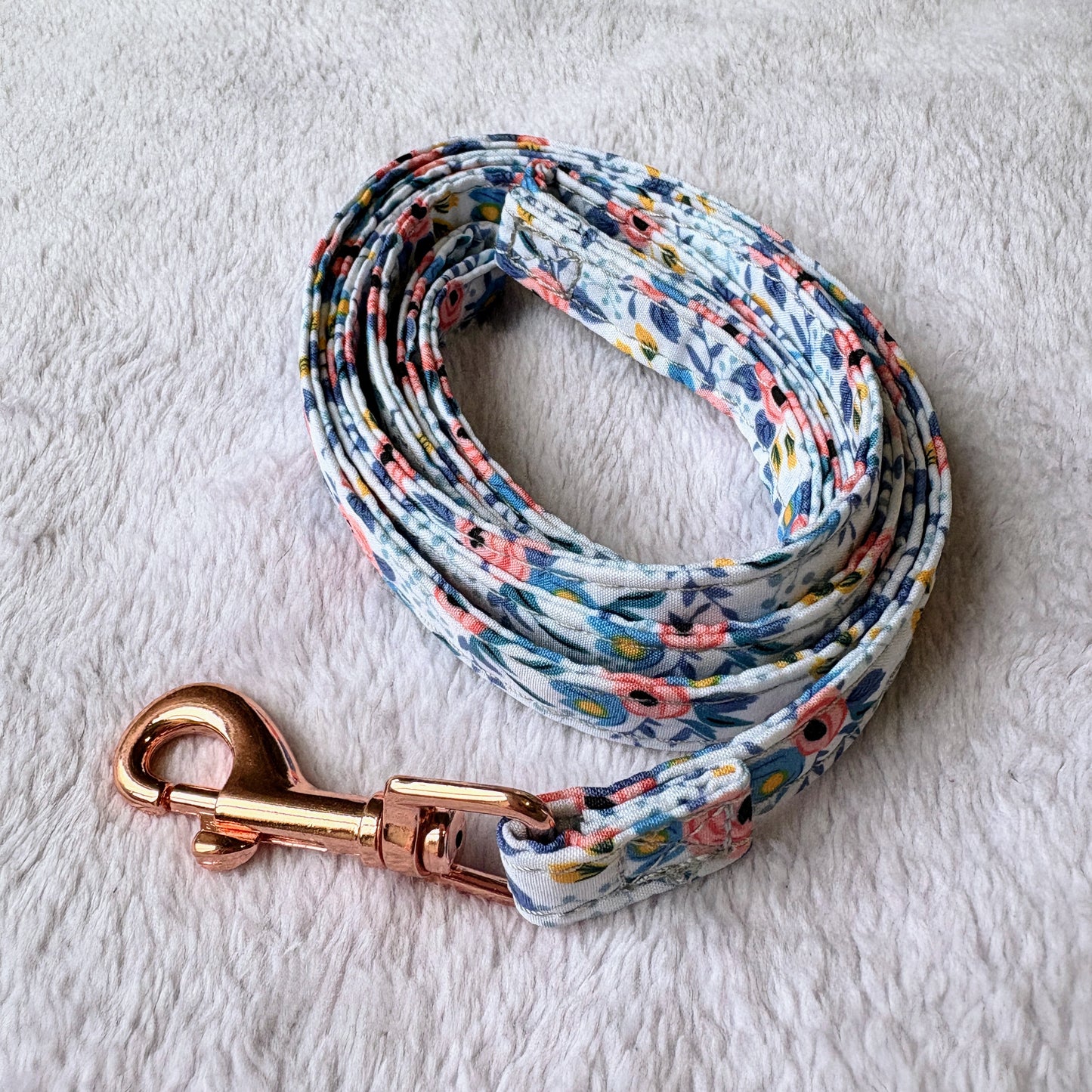 ✨Coffret personnalisé pour chien – Collier fleuri bleu avec médaillon gravé + laisse + patère gravée à la main – Cadeau chic prêt à offrir ✨