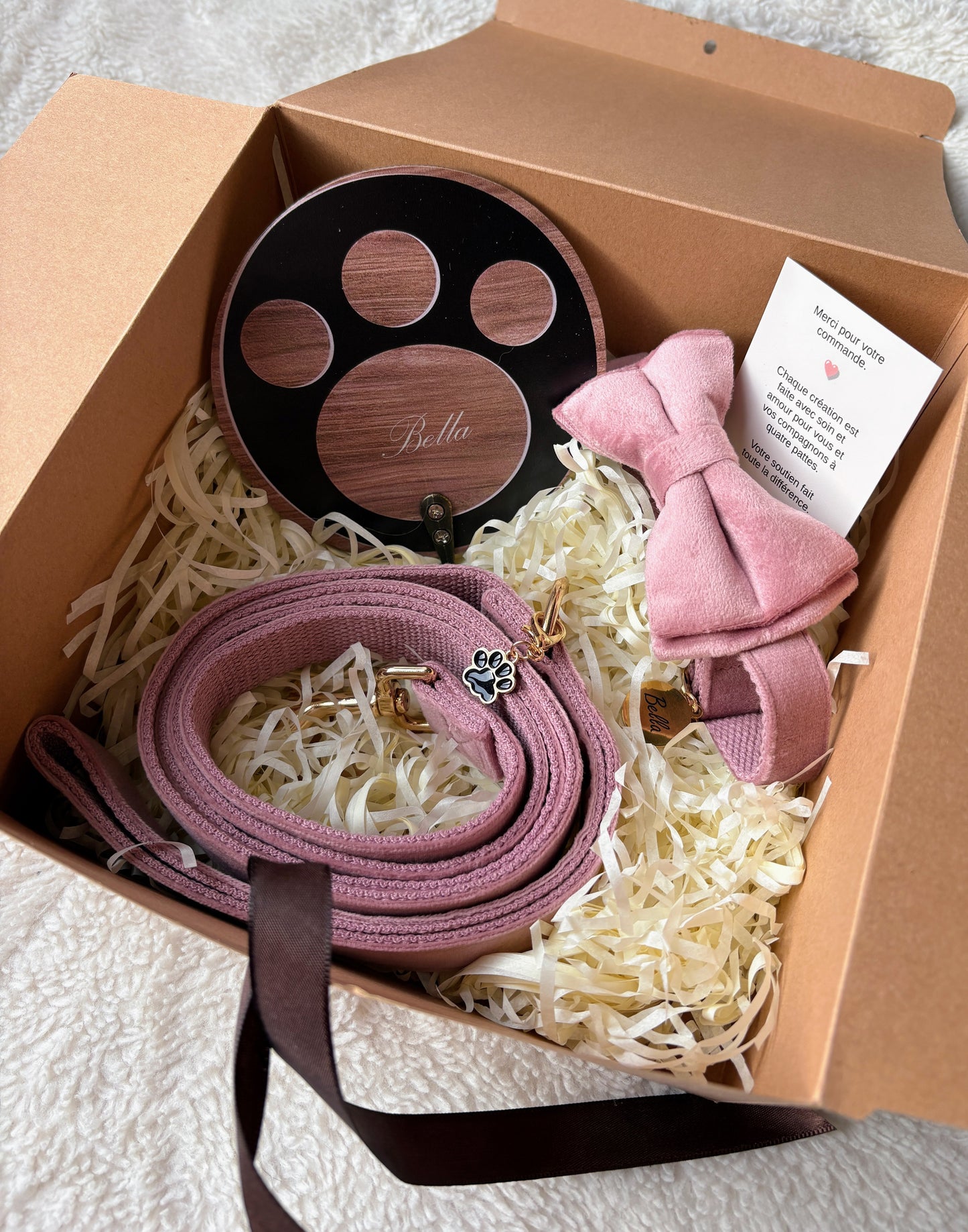 ✨Coffret personnalisé pour chien – Collier fleuri rose avec médaillon gravé + laisse + patère gravée à la main – Cadeau chic prêt à offrir ✨