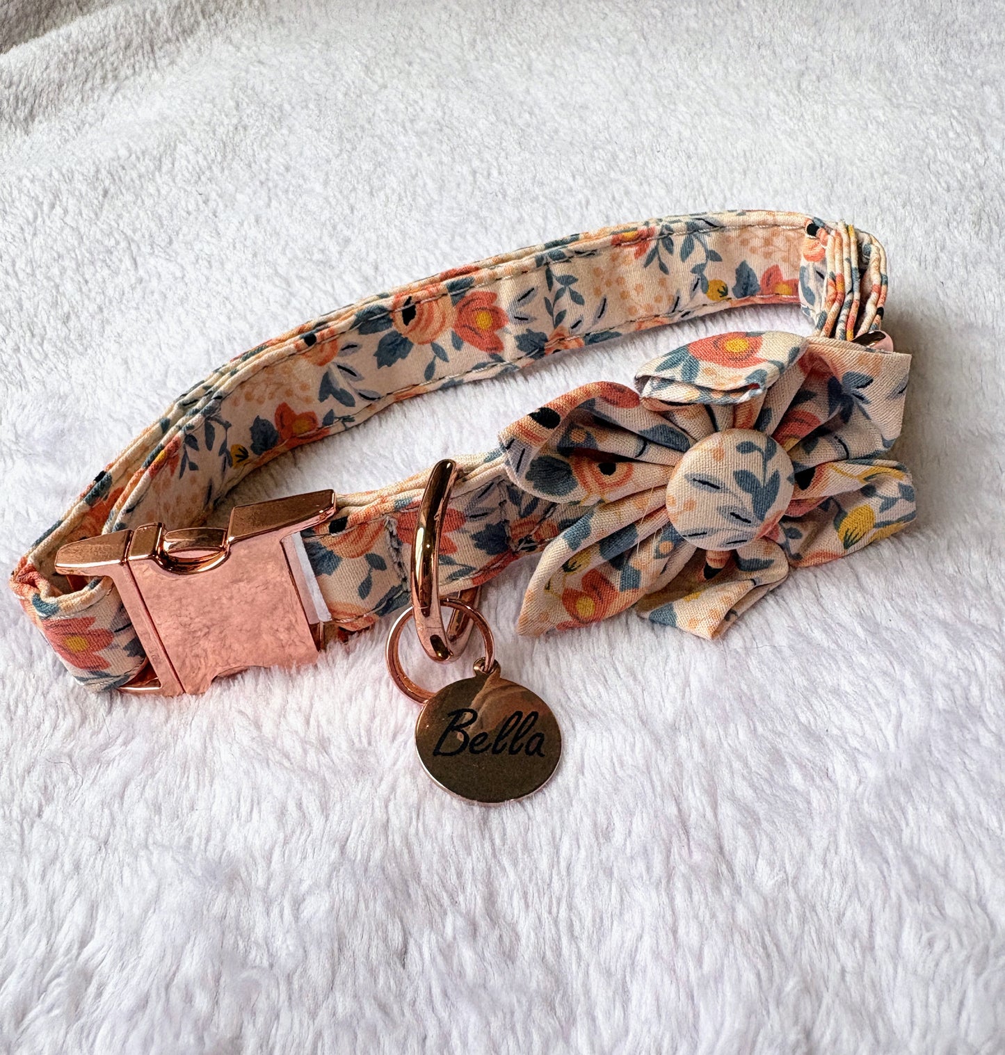 ✨Coffret personnalisé pour chien – Collier fleuri rose avec médaillon gravé + laisse + patère gravée à la main – Cadeau chic prêt à offrir ✨