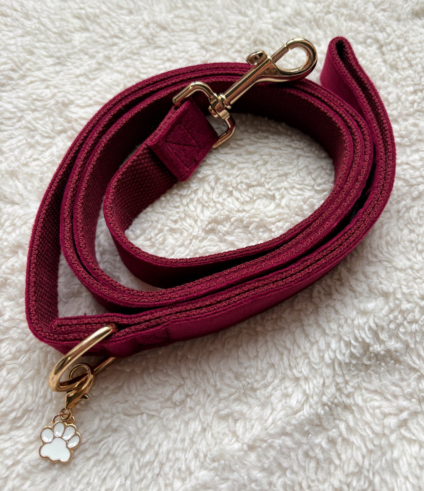✨Coffret personnalisé pour chien – Collier velours bordeaux avec fleur et médaillon gravé + laisse bijou + patère gravée à la main – Cadeau chic prêt à offrir ✨
