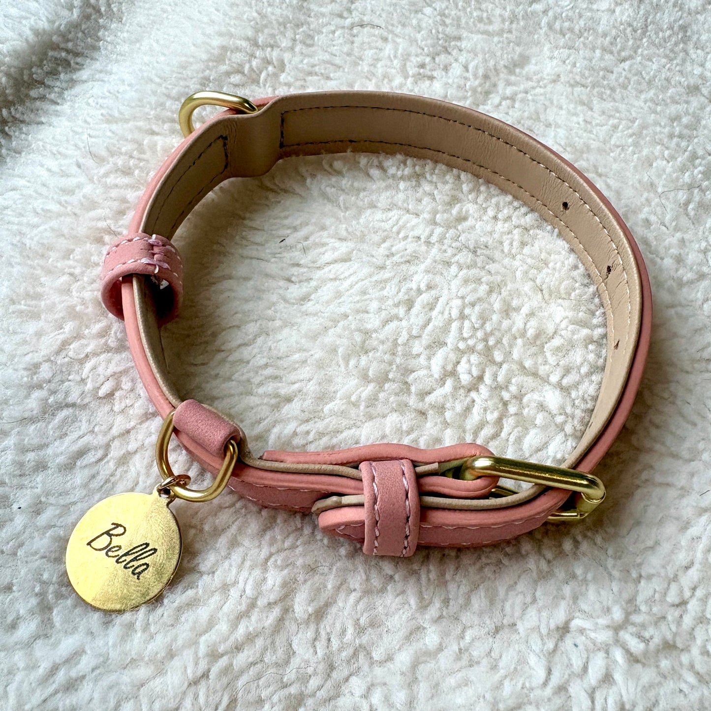 ✨Coffret personnalisé pour chien – Collier simili cuir rose avec médaillon gravé + laisse + patère gravée à la main – Cadeau chic prêt à offrir ✨