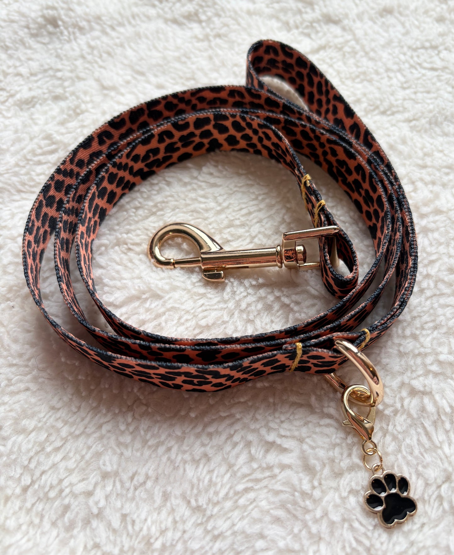 ✨Coffret personnalisé pour chien – Collier léopard avec médaillon gravé + laisse bijou + patère gravée à la main – Cadeau chic prêt à offrir ✨