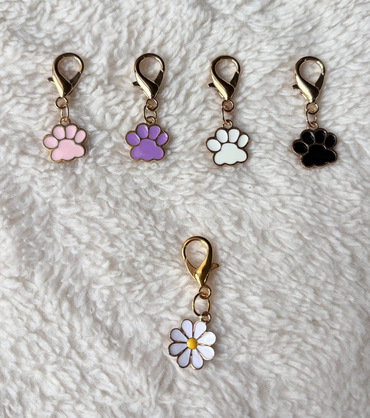 ✨Coffret personnalisé pour chien – Collier velours bordeaux avec fleur et médaillon gravé + laisse bijou + patère gravée à la main – Cadeau chic prêt à offrir ✨