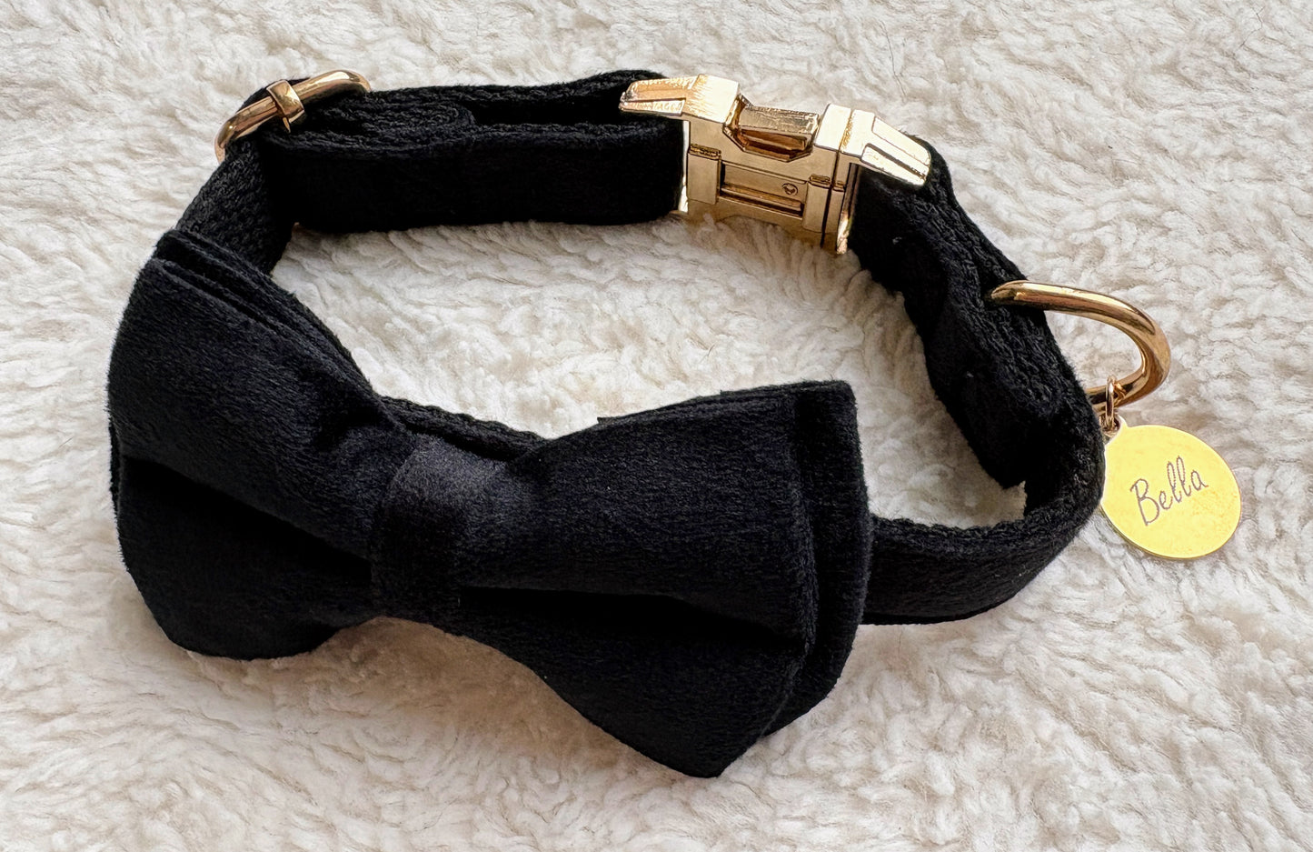 ✨Coffret personnalisé pour chien – Collier velours noir avec nœud papillon et médaillon gravé + laisse bijou + patère gravée à la main – Cadeau chic prêt à offrir ✨