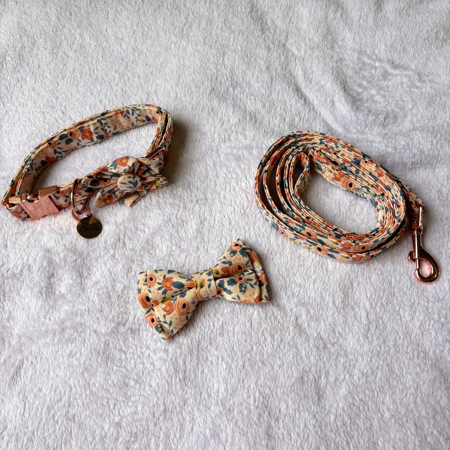 ✨Coffret personnalisé pour chien – Collier fleuri rose avec médaillon gravé + laisse + patère gravée à la main – Cadeau chic prêt à offrir ✨