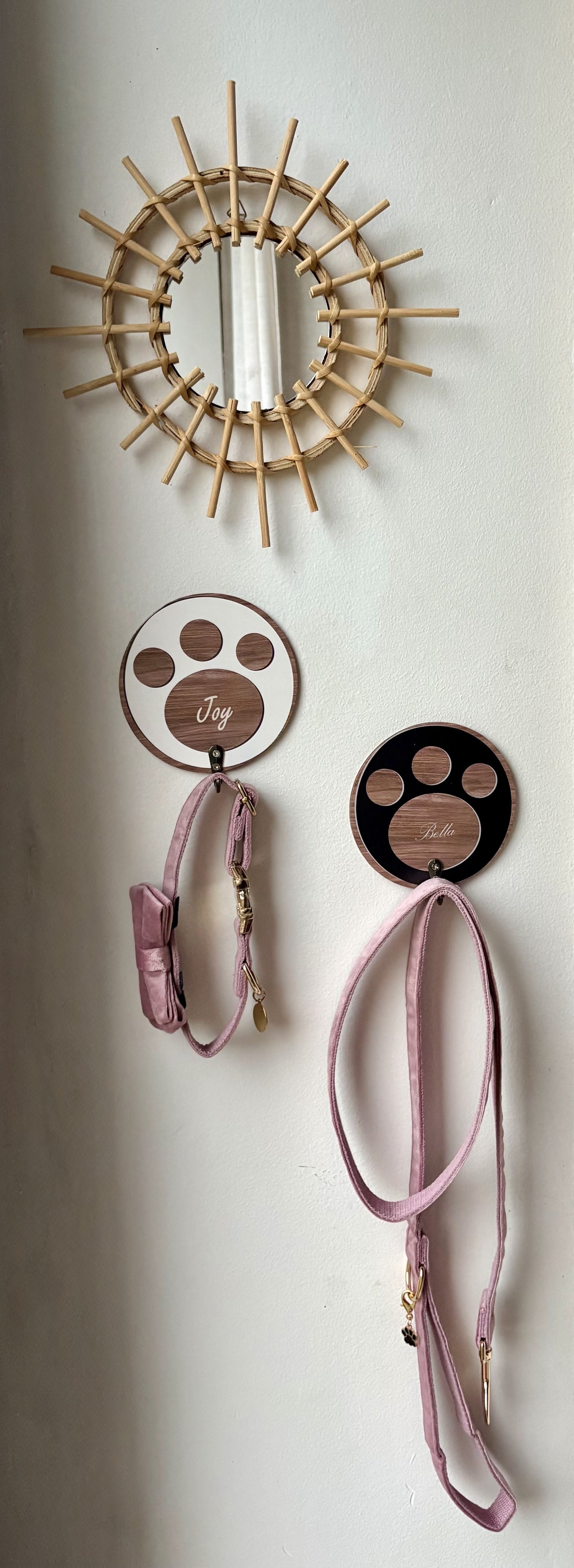 ✨Coffret personnalisé pour chien – Collier velours noir avec nœud papillon et médaillon gravé + laisse bijou + patère gravée à la main – Cadeau chic prêt à offrir ✨