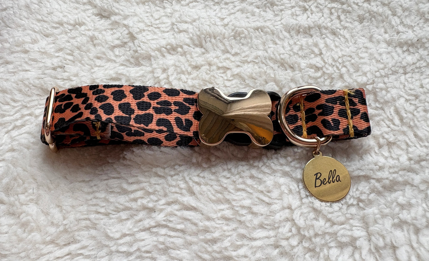 ✨Coffret personnalisé pour chien – Collier léopard avec médaillon gravé + laisse bijou + patère gravée à la main – Cadeau chic prêt à offrir ✨