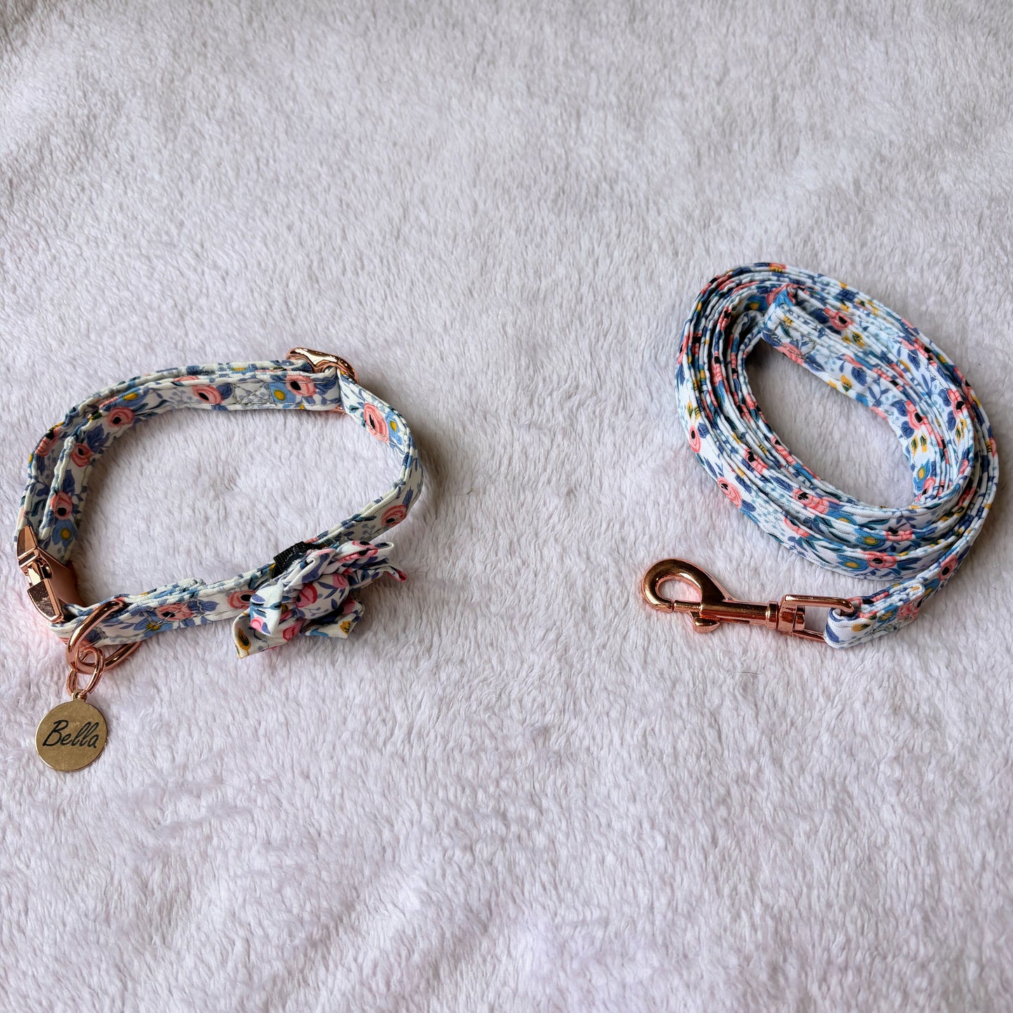 ✨Coffret personnalisé pour chien – Collier fleuri bleu avec médaillon gravé + laisse + patère gravée à la main – Cadeau chic prêt à offrir ✨