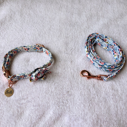 ✨Coffret personnalisé pour chien – Collier fleuri bleu avec médaillon gravé + laisse + patère gravée à la main – Cadeau chic prêt à offrir ✨