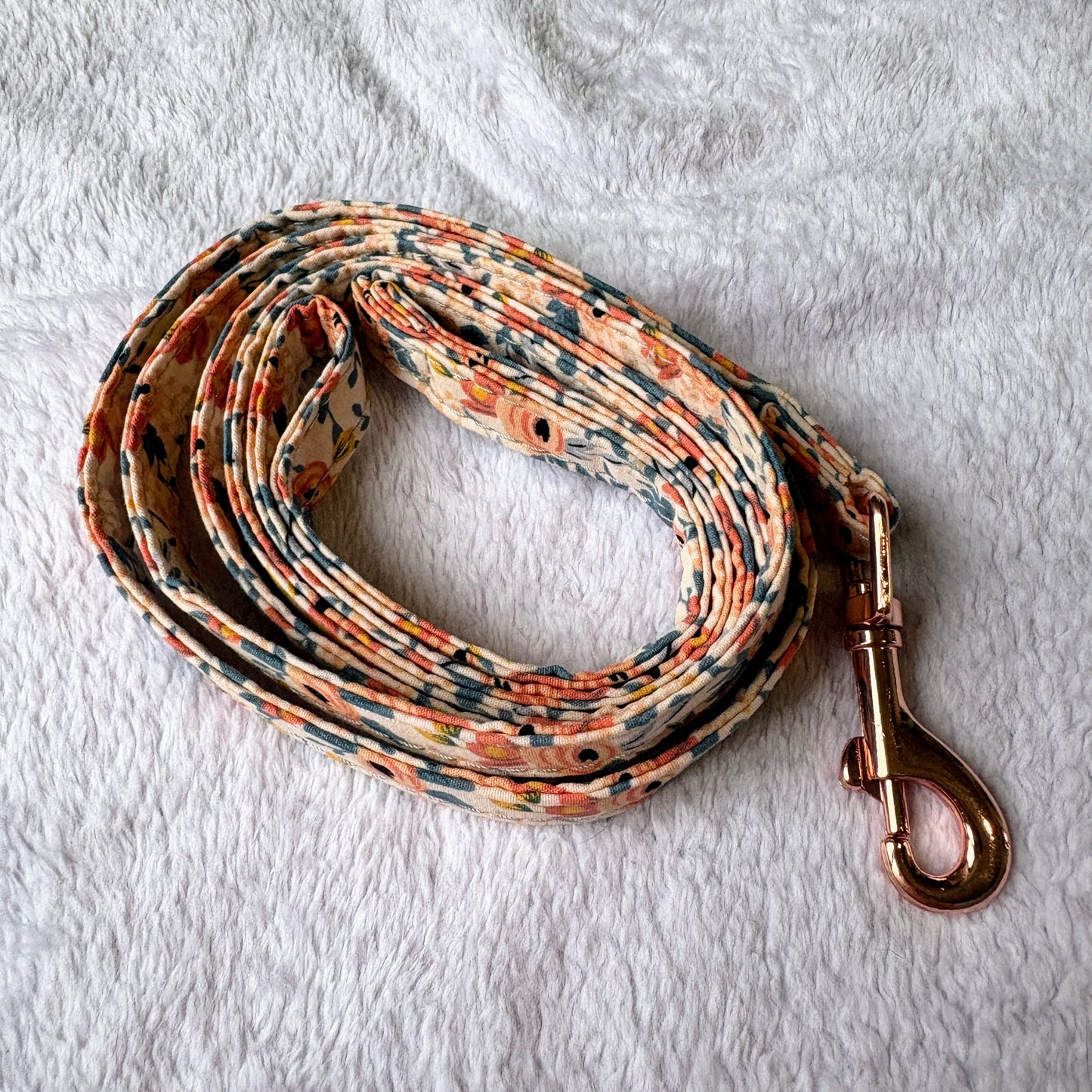 ✨Coffret personnalisé pour chien – Collier fleuri rose avec médaillon gravé + laisse + patère gravée à la main – Cadeau chic prêt à offrir ✨