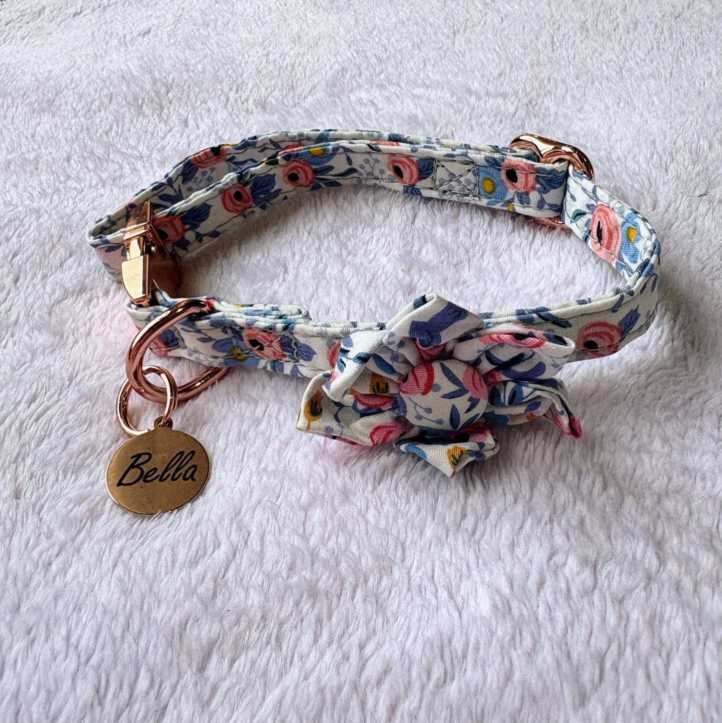 ✨Coffret personnalisé pour chien – Collier fleuri bleu avec médaillon gravé + laisse + patère gravée à la main – Cadeau chic prêt à offrir ✨