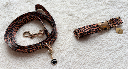 ✨Coffret personnalisé pour chien – Collier léopard avec médaillon gravé + laisse bijou + patère gravée à la main – Cadeau chic prêt à offrir ✨