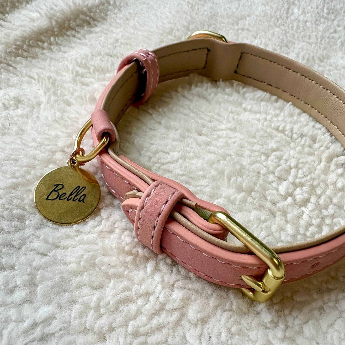 ✨Coffret personnalisé pour chien – Collier simili cuir rose avec médaillon gravé + laisse + patère gravée à la main – Cadeau chic prêt à offrir ✨