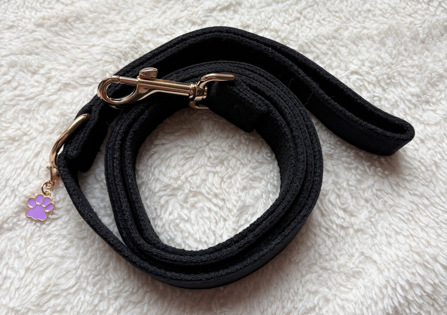 ✨Coffret personnalisé pour chien – Collier velours noir avec nœud papillon et médaillon gravé + laisse bijou + patère gravée à la main – Cadeau chic prêt à offrir ✨