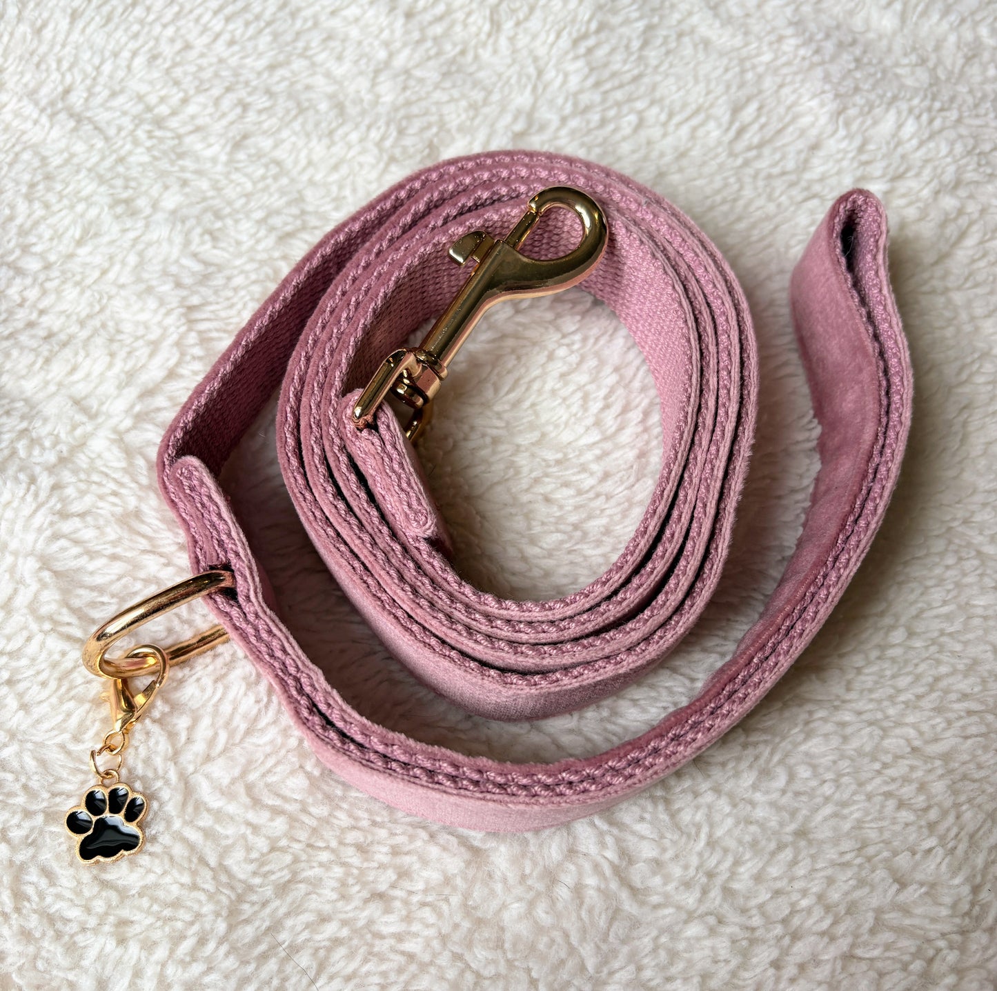 ✨Coffret personnalisé pour chien – Collier velours couleur lilas avec nœud papillon et médaillon gravé + laisse bijou + patère gravée à la main – Cadeau chic prêt à offrir ✨