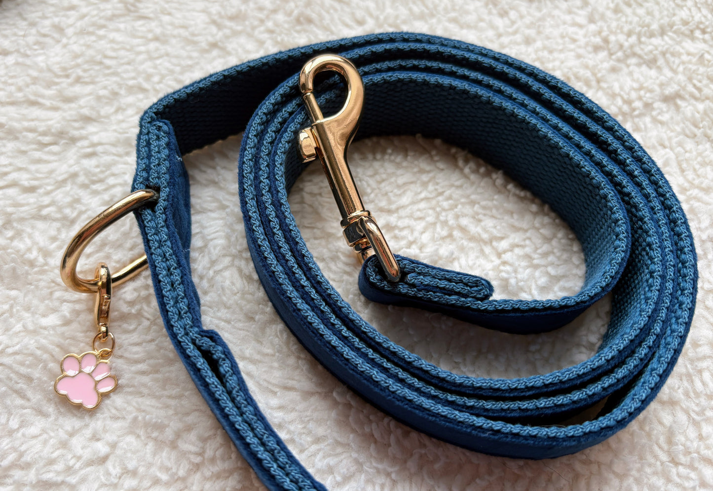 ✨Coffret personnalisé pour chien – Collier velours bleu avec fleur et médaillon gravé + laisse bijou + patère gravée à la main – Cadeau chic prêt à offrir ✨