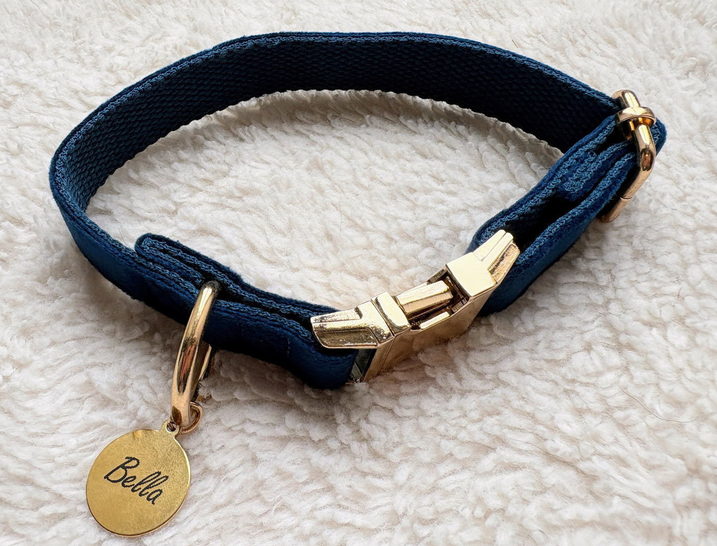 ✨Coffret personnalisé pour chien – Collier velours bleu avec fleur et médaillon gravé + laisse bijou + patère gravée à la main – Cadeau chic prêt à offrir ✨